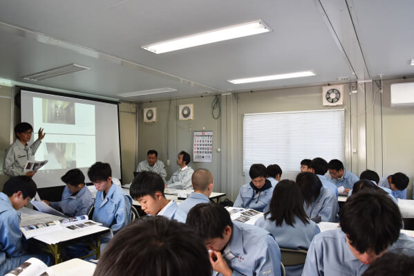 津山工業高校建築科1・2年生　現場見学会の様子