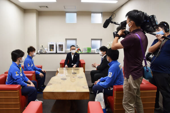 NHK総合テレビ「サンデースポーツ」で荒木組と岡山リベッツが出演している様子