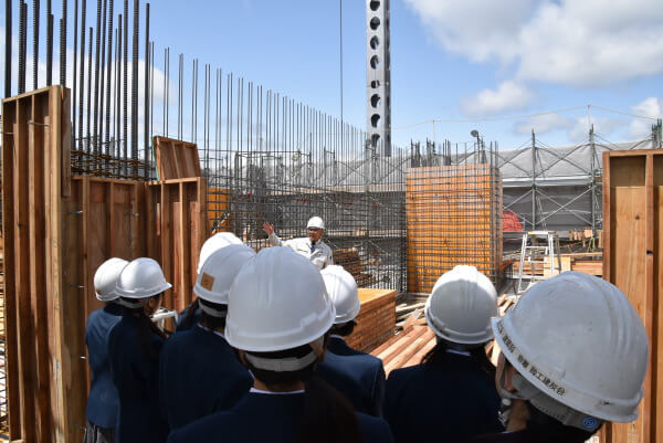 岡山工業高校デザイン科　現場見学会の様子