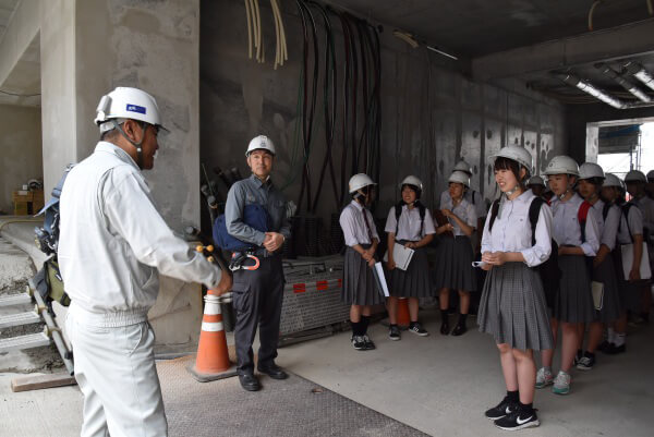 岡山工業高校デザイン科2年生　現場見学会の様子