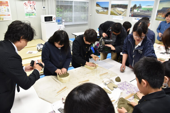 鬼瓦のミニサイズ版作り体験の様子