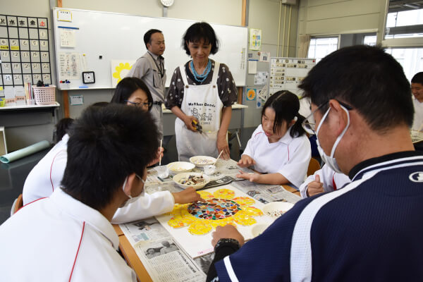 「ひまわりモザイク画」作成の様子