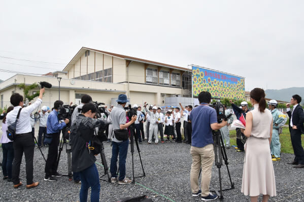 完成した「ひまわりモザイク画看板シート」